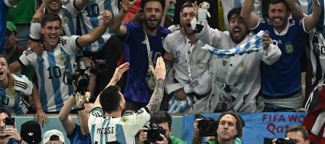 Lionel Messi alcança Diego Maradona em jogos e gols de Copas, e Argentina volta a acreditar (DYLAN MARTINEZ/REUTERS - 26.11.2022)